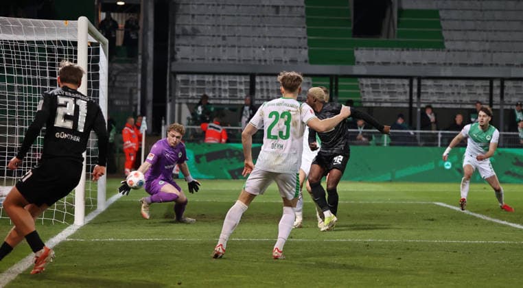 13 03 2026, Football, Men, 2 Bundesliga, Season 2025 2026, SpVgg Greuther Fürth SV 07 Elversberg, David Mokwa SV 07 Elversberg narrowly fails with the heel Fürth Sportpark Ronhof Thomas Sommer Bayern Germany DEU Copyright: xFabianxKleerx