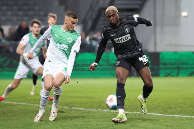 13 03 2026, xrekx, Fußball 2 Bundesliga, SpVgg Greuther Fuerth SV Elversberg v l Philipp Ziereis SpVgg Greuther Fuerth David Mokwa SV 07 Elversberg Torchance mit der Hacke DFL DFB REGULATIONS PROHIBIT ANY USE OF PHOTOGRAPHS as IMAGE SEQUENCES and or QUASI VIDEO Fuerth