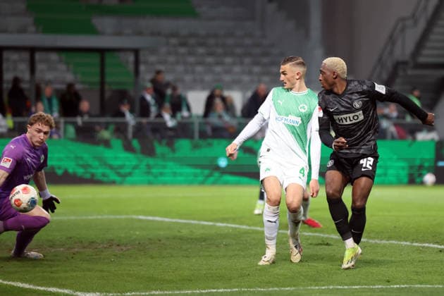 13 03 2026, xrekx, Fußball 2 Bundesliga, SpVgg Greuther Fuerth SV Elversberg v l Silas Prüfrock Pruefrock SpVgg Greuther Fuerth Philipp Ziereis SpVgg Greuther Fuerth David Mokwa SV 07 Elversberg Torchance mit der Hacke DFL DFB REGULATIONS PROHIBIT ANY USE OF PHOTOGRAPHS as IMAGE SEQUENCES and or QUASI VIDEO Fuerth