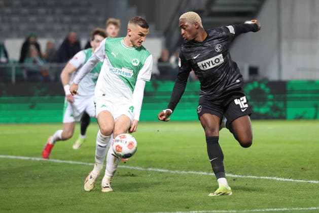 13 03 2026, xrekx, Fußball 2 Bundesliga, SpVgg Greuther Fuerth SV Elversberg v l Philipp Ziereis SpVgg Greuther Fuerth David Mokwa SV 07 Elversberg Torchance mit der Hacke DFL DFB REGULATIONS PROHIBIT ANY USE OF PHOTOGRAPHS as IMAGE SEQUENCES and or QUASI VIDEO Fuerth