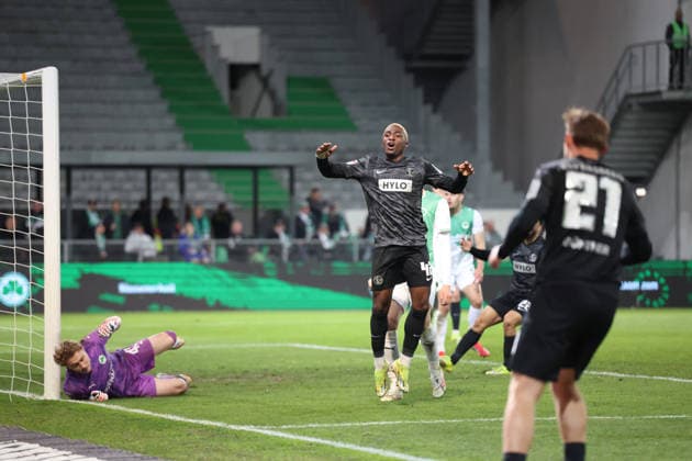 13 03 2026, xrekx, Fußball 2 Bundesliga, SpVgg Greuther Fuerth SV Elversberg v l Silas Prüfrock Pruefrock SpVgg Greuther Fuerth David Mokwa SV 07 Elversberg Torchance mit der Hacke DFL DFB REGULATIONS PROHIBIT ANY USE OF PHOTOGRAPHS as IMAGE SEQUENCES and or QUASI VIDEO Fuerth