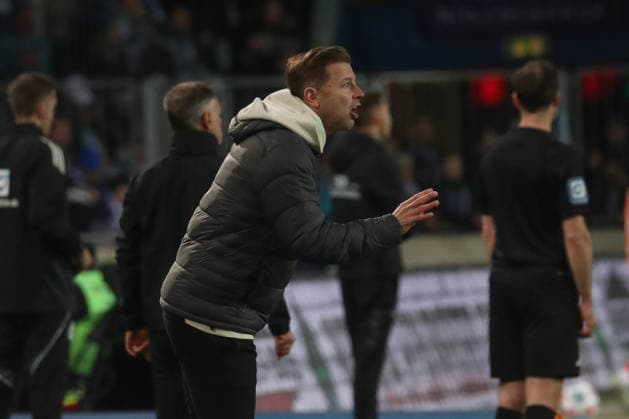 13 03 2026, xgox, Fußball 2 Bundesliga, 1 FC Magdeburg SV Darsmtadt 98 emspor, v l Florian Kohfeldt Darmstadt, Trainer gibt Anweisungen, gestikuliert mit den Armen, gesticulate, gives instructions DFL DFB REGULATIONS PROHIBIT ANY USE OF PHOTOGRAPHS as IMAGE SEQUENCES and or QUASI VIDEO Magdeburg