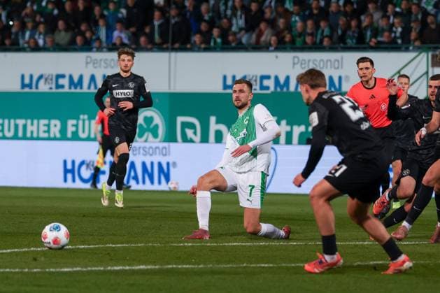 Dennis Srbeny 7 Spvgg Greuther Fuerth in action, Spvgg Greuther Fuerth vs SV Elversberg Football, Men, 2 Bundesliga, Saison 2025 2026, Rueckrunde, 26 Spieltag, 13 03 2026 DFB regulations prohibit any use of photographs as image sequences and or quasi video Fuerth Bayern Germany Copyright: xkolbert-press MartinxAgüerax