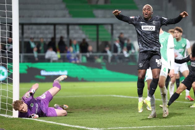 13.03.2026, xrekx, Fussball 2.Bundesliga, SpVgg Greuther Fuerth - SV Elversberg v.l. Silas Prüfrock Pruefrock (SpVgg Greuther Fuerth) David Mokwa (SV 07 Elversberg) Torchance mit der Hacke (DFL DFB REGULATIONS PROHIBIT ANY USE OF PHOTOGRAPHS as IMAGE SEQUENCES and or QUASI-VIDEO) Fuerth