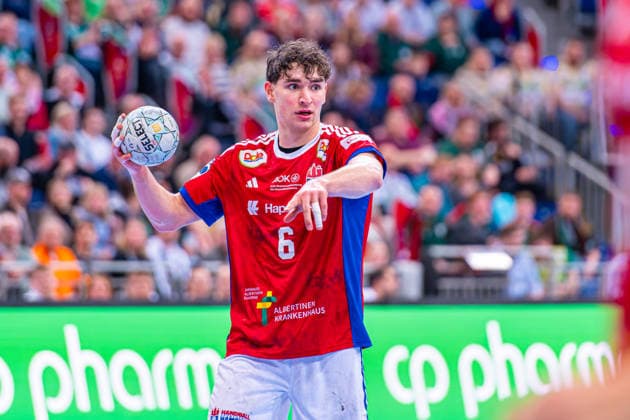 Elias Kofler HSV Hamburg, No. 6 v l , TSV Hannover Burgdorf green against HSV Hamburg white on matchday 25 of the 2025 2026 season in the DAIKIN Handball Bundesliga 13 03 2026, ZAG Arena Hannover, GER , Copyright: xJanxGuentherx xTSVxHannover-Burgdorfx