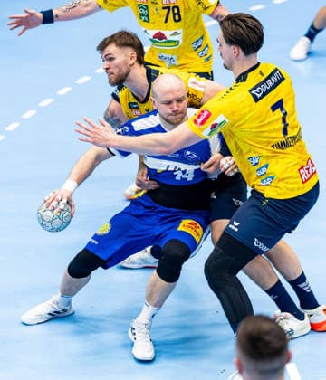 13 03 2026, GER, Handball, Men, Season 25 26, Daikin 1 Bl, 25 Matchday, ThSV Eisenach Rhein Neckar Loewen Robert Timmermeister Rhein Neckar Loewen , Steven Plucnar Jacobsen Rhein Neckar Loewen , Peter Walz ThSV Eisenach,14 99817 Eisenach Werner Assmann Halle Am Sportp Thueringen Germany