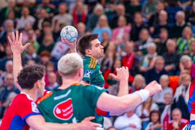 Renars Uscins TSV Hannover Burgdorf, No. 10 v l , TSV Hannover Burgdorf green against HSV Hamburg white on matchday 25 of the 2025 2026 season in the DAIKIN Handball Bundesliga 13 03 2026, ZAG Arena Hannover, GER , Copyright: xJanxGuentherx xTSVxHannover-Burgdorfx