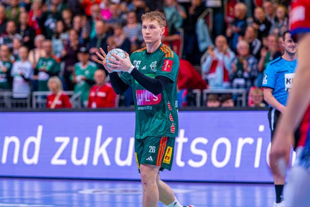 Jonathan Edvardsson TSV Hannover Burgdorf, No. 26 v l , TSV Hannover Burgdorf green against HSV Hamburg white on matchday 25 of the 2025 2026 season in the DAIKIN Handball Bundesliga 13 03 2026, ZAG Arena Hannover, GER , Copyright: xJanxGuentherx xTSVxHannover-Burgdorfx