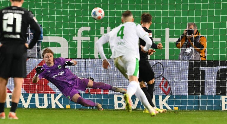 13 03 2026 Soccer Season 2025 2026 2 Soccer Bundesliga 26 Matchday SpVgg Greuther Fürth Kleeblatt SGF SV Elversberg SVE Sportfoto Zink xwoxzix DFL regulations prohibit any use of photographs as image sequences and or quasi video only for editorial use Lukas Petkov 25, SV Elversberg awards penalty kick against Silas Prüfrock 43, SpVgg Greuther Fürth