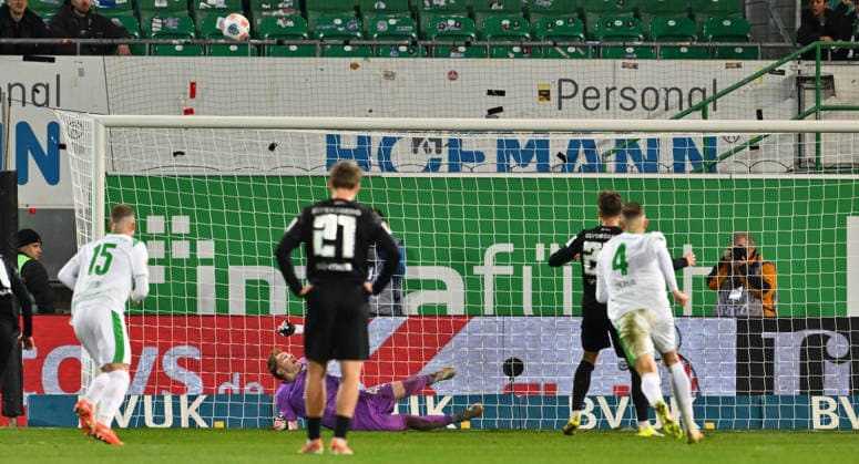 13 03 2026 Soccer Season 2025 2026 2 Soccer Bundesliga 26 Matchday SpVgg Greuther Fürth Kleeblatt SGF SV Elversberg SVE Sportfoto Zink xwoxzix DFL regulations prohibit any use of photographs as image sequences and or quasi video only for editorial use Lukas Petkov 25, SV Elversberg awards penalty kick against Silas Prüfrock 43, SpVgg Greuther Fürth