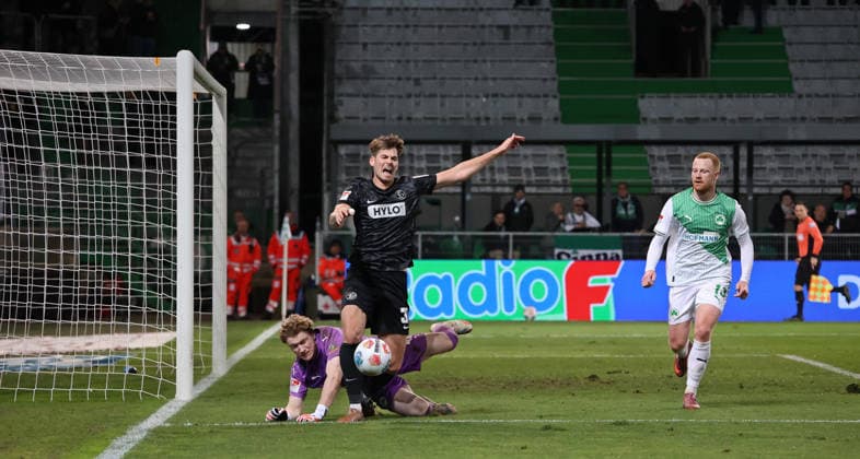 13 03 2026, Soccer, Men, 2 Bundesliga, Season 2025 2026, SpVgg Greuther Fürth SV 07 Elversberg, Scene that led to the penalty kick, Silas Prüfrock SpVgg Greuther Fürth Maximilian Rohr SV 07 Elversberg Fürth Sportpark Ronhof Thomas Sommer Bayern Germany DEU Copyright: xFabianxKleerx