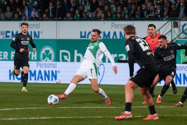 Dennis Srbeny 7 Spvgg Greuther Fuerth in action, Spvgg Greuther Fuerth vs SV Elversberg Football, Men, 2 Bundesliga, Saison 2025 2026, Rueckrunde, 26 Spieltag, 13 03 2026 DFB regulations prohibit any use of photographs as image sequences and or quasi video Fuerth Bayern Germany Copyright: xkolbert-press MartinxAgüerax