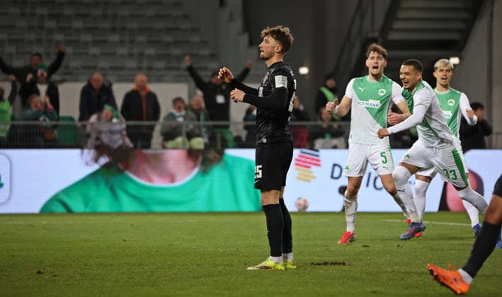 13 03 2026, Football, Men, 2 Bundesliga, Season 2025 2026, SpVgg Greuther Fürth SV 07 Elversberg, Lukas Petkov SV 07 Elversberg is disappointed after his missed penalty, the players of Greuther Fürth cheer Fürth Sportpark Ronhof Thomas Sommer Bayern Germany DEU Copyright: xFabianxKleerx