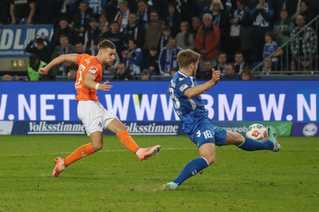 13 03 2026, xgox, Fussball 2 Bundesliga, 1 FC Magdeburg SV Darsmtadt 98 emspor, v l Fabian Nuernberger Nürnberger, Darmstadt, 15 schiesst Tor, schießt, Torschuetze, erzielt Tor, Treffer, scores the goal 1 1 DFL DFB REGULATIONS PROHIBIT ANY USE OF PHOTOGRAPHS as IMAGE SEQUENCES and or QUASI VIDEO Magdeburg