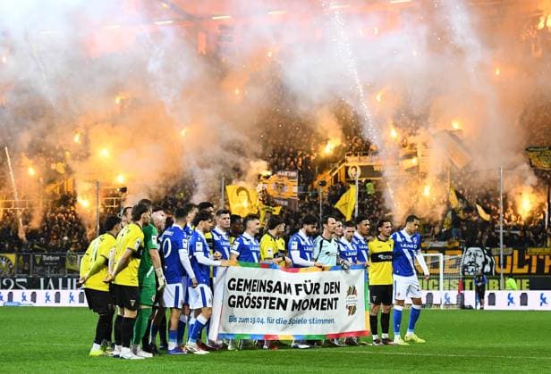 Fußball Herren 3. LiagSaison 2025 2026 29. Spieltag: Alemannia Aachen - Energie Cottbus am 13.03.2026 im Stadion Tivoli in Aachen Die Spieler halten ein Banner hoch Nordrhein-Westfalen Deutschland *** Soccer Men 3 LiagSeason 2025 2026 29 Matchday Alemannia Aachen Energie Cottbus on 13 03 2026 at Tivoli Stadium in Aachen The players hold up a banner North Rhine-Westphalia Germany