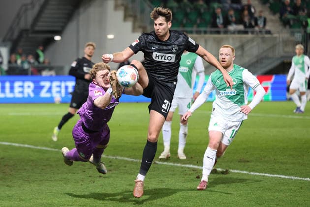 13 03 2026, xrekx, Soccer 2 Bundesliga, SpVgg Greuther Fuerth SV Elversberg v l Foul for penalty, penalty kick Silas Prüfrock Pruefrock SpVgg Greuther Fuerth Maximilian Rohr SV 07 Elversberg DFL DFB REGULATIONS PROHIBIT ANY USE OF PHOTOGRAPHS as IMAGE SEQUENCES and or QUASI VIDEO Fuerth