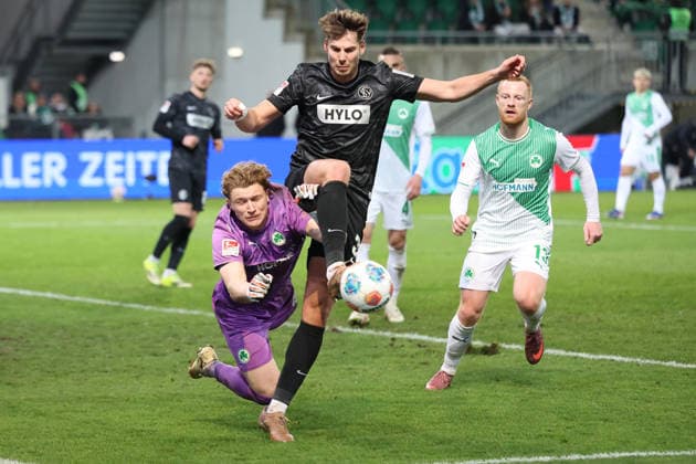 13 03 2026, xrekx, Soccer 2 Bundesliga, SpVgg Greuther Fuerth SV Elversberg v l Foul for penalty, penalty kick Silas Prüfrock Pruefrock SpVgg Greuther Fuerth Maximilian Rohr SV 07 Elversberg DFL DFB REGULATIONS PROHIBIT ANY USE OF PHOTOGRAPHS as IMAGE SEQUENCES and or QUASI VIDEO Fuerth