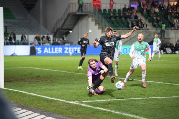 13 03 2026, xrekx, Soccer 2 Bundesliga, SpVgg Greuther Fuerth SV Elversberg v l Foul for penalty, penalty kick Silas Prüfrock Pruefrock SpVgg Greuther Fuerth Maximilian Rohr SV 07 Elversberg DFL DFB REGULATIONS PROHIBIT ANY USE OF PHOTOGRAPHS as IMAGE SEQUENCES and or QUASI VIDEO Fuerth