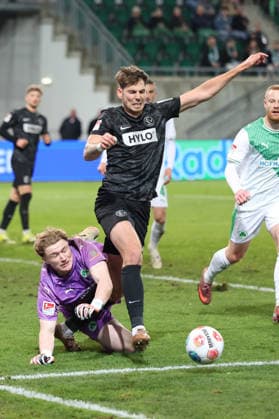 13 03 2026, xrekx, Soccer 2 Bundesliga, SpVgg Greuther Fuerth SV Elversberg v l Foul for penalty, penalty kick Silas Prüfrock Pruefrock SpVgg Greuther Fuerth Maximilian Rohr SV 07 Elversberg DFL DFB REGULATIONS PROHIBIT ANY USE OF PHOTOGRAPHS as IMAGE SEQUENCES and or QUASI VIDEO Fuerth