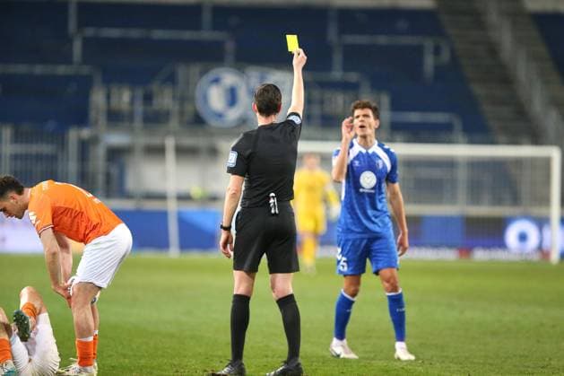 Magdeburg, Saxony-Anhalt, Germany, 13 03 2026 Avnet Arena 26 Matchday, Season 2025 26, 2 Soccer Bundesliga 1 FC Magdeburg Darmstadt 98 Referee Matthias Jöllenbeck shows yellow card to Tobias Müller 5, 1 FC Magdeburg Copyright: xdtsxNachrichtenagenturx dts_110639