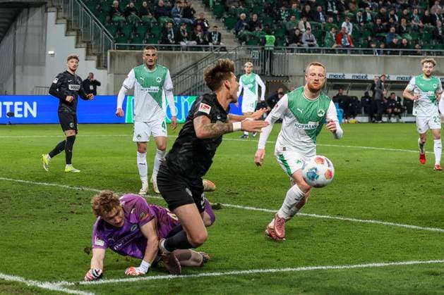 Silas Joel Pruefrock 43 Spvgg Greuther Fuerth fouls Maximilian Rohr 31 SV 07 Elversberg , there is penalty kick for Elversberg, Spvgg Greuther Fuerth vs SV Elversberg Football, Men, 2 Bundesliga, Season 2025 2026, Second round, Matchday 26, 13 03 2026 DFB regulations prohibit any use of photographs as image sequences and or quasi video Fuerth Bayern Germany Copyright: xkolbert-press MartinxAgüerax