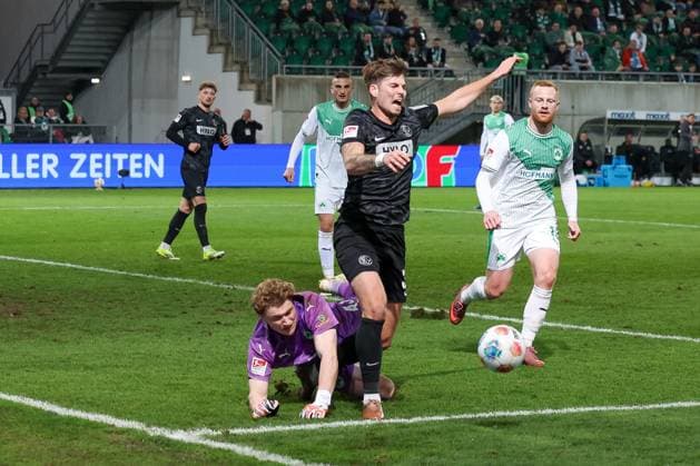 Silas Joel Pruefrock 43 Spvgg Greuther Fuerth fouls Maximilian Rohr 31 SV 07 Elversberg , there is penalty kick for Elversberg, Spvgg Greuther Fuerth vs SV Elversberg Football, Men, 2 Bundesliga, Season 2025 2026, Second round, Matchday 26, 13 03 2026 DFB regulations prohibit any use of photographs as image sequences and or quasi video Fuerth Bayern Germany Copyright: xkolbert-press MartinxAgüerax