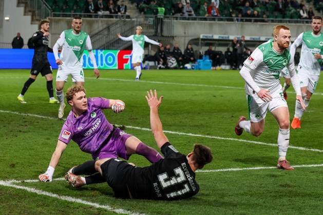 Silas Joel Pruefrock 43 Spvgg Greuther Fuerth fouls Maximilian Rohr 31 SV 07 Elversberg , there is penalty kick for Elversberg, Spvgg Greuther Fuerth vs SV Elversberg Football, Men, 2 Bundesliga, Season 2025 2026, Second round, Matchday 26, 13 03 2026 DFB regulations prohibit any use of photographs as image sequences and or quasi video Fuerth Bayern Germany Copyright: xkolbert-press MartinxAgüerax