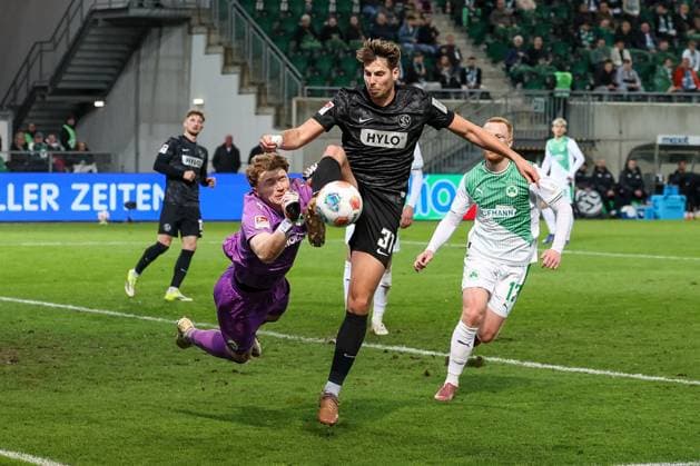 Silas Joel Pruefrock 43 Spvgg Greuther Fuerth fouls Maximilian Rohr 31 SV 07 Elversberg , there is penalty kick for Elversberg, Spvgg Greuther Fuerth vs SV Elversberg Football, Men, 2 Bundesliga, Season 2025 2026, Second round, Matchday 26, 13 03 2026 DFB regulations prohibit any use of photographs as image sequences and or quasi video Fuerth Bayern Germany Copyright: xkolbert-press MartinxAgüerax