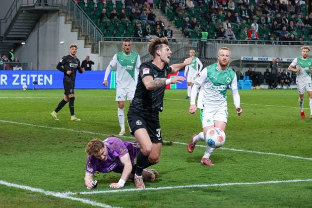 Silas Joel Pruefrock 43 Spvgg Greuther Fuerth fouls Maximilian Rohr 31 SV 07 Elversberg , there is penalty kick for Elversberg, Spvgg Greuther Fuerth vs SV Elversberg Football, Men, 2 Bundesliga, Season 2025 2026, Second round, Matchday 26, 13 03 2026 DFB regulations prohibit any use of photographs as image sequences and or quasi video Fuerth Bayern Germany Copyright: xkolbert-press MartinxAgüerax