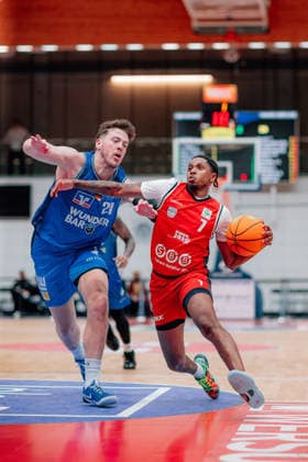 BB 2BL SBB Baskets HAKRO Merlins Crailsheim Daivien Latrell Williamson SBB Baskets in duel with Till Isemann HAKRO Merlins Crailsheim during the 2025 2026 season in the 2 Barmer Basketball Bundesliga Pro A on matchday 26 between SBB Baskets and HAKRO Merlins Crailsheim at Wolfgang Lakenmacher Halle on March 13, 2026 in Magdeburg, Saxony-Anhalt, Germany