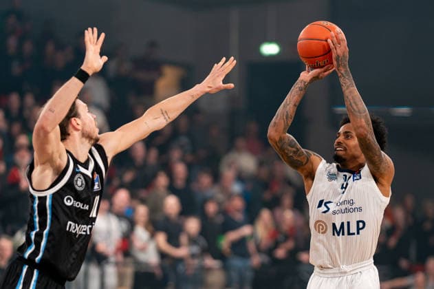Michael Weathers MLP Academics Heidelberg, 20 on throw, Niklas Wimberg Veolia Towers Hamburg, 17 , GER, Veolia Towers Hamburg vs MLP Academics Heidelberg, Basketball, Bundesliga, Matchday 24, Season 2025 2026, 13 03 2026 GER, Veolia Towers Hamburg vs MLP Academics Heidelberg, Basketball, Bundesliga, Matchday 24, Season 2025 2026, 13 03 2026 Hamburg Copyright: xEibner-Pressefoto MaxxVincenx EP_MVN