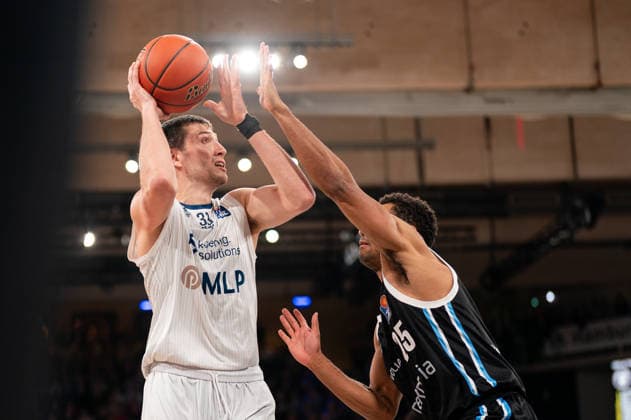 Ryan Mikesell MLP Academics Heidelberg, 33 on the throw, Kenneth Ogbe Veolia Towers Hamburg, 25 , GER, Veolia Towers Hamburg vs MLP Academics Heidelberg, Basketball, Bundesliga, Matchday 24, Season 2025 2026, 13 03 2026 GER, Veolia Towers Hamburg vs MLP Academics Heidelberg, Basketball, Bundesliga, Matchday 24, Season 2025 2026, 13 03 2026 Hamburg Copyright: xEibner-Pressefoto MaxxVincenx EP_MVN