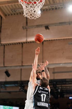 Marcel Kessen MLP Academics Heidelberg, 15 on throw, Niklas Wimberg Veolia Towers Hamburg, 17 , GER, Veolia Towers Hamburg vs MLP Academics Heidelberg, Basketball, Bundesliga, Matchday 24, Season 2025 2026, 13 03 2026 GER, Veolia Towers Hamburg vs MLP Academics Heidelberg, Basketball, Bundesliga, Matchday 24, Season 2025 2026, 13 03 2026 Hamburg Copyright: xEibner-Pressefoto MaxxVincenx EP_MVN