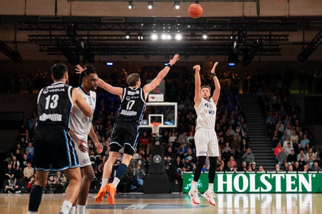 Ryan Mikesell MLP Academics Heidelberg, 33 on throw, Niklas Wimberg Veolia Towers Hamburg, 17 , GER, Veolia Towers Hamburg vs MLP Academics Heidelberg, Basketball, Bundesliga, Matchday 24, Season 2025 2026, 13 03 2026 GER, Veolia Towers Hamburg vs MLP Academics Heidelberg, Basketball, Bundesliga, Matchday 24, Season 2025 2026, 13 03 2026 Hamburg Copyright: xEibner-Pressefoto MaxxVincenx EP_MVN