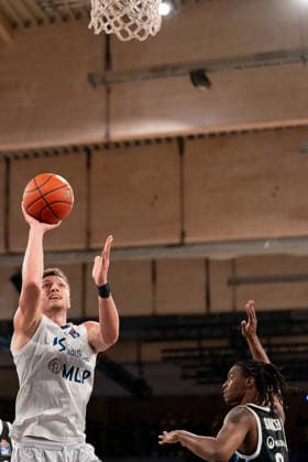 Ryan Mikesell MLP Academics Heidelberg, 33 on a lay-up, Karl Gamble Veolia Towers Hamburg, 27 , GER, Veolia Towers Hamburg vs MLP Academics Heidelberg, Basketball, Bundesliga, Matchday 24, Season 2025 2026, 13 03 2026 GER, Veolia Towers Hamburg vs MLP Academics Heidelberg, Basketball, Bundesliga, Matchday 24, Season 2025 2026, 13 03 2026 Hamburg Copyright: xEibner-Pressefoto MaxxVincenx EP_MVN
