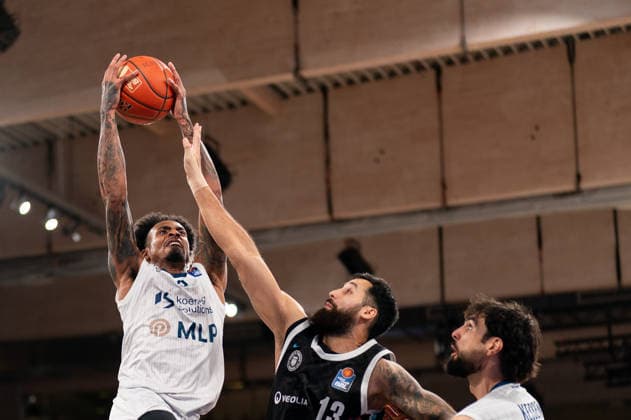 Michael Weathers MLP Academics Heidelberg, 20 on a lay-up, Martin Breunig Veolia Towers Hamburg, 13 , GER, Veolia Towers Hamburg vs MLP Academics Heidelberg, Basketball, Bundesliga, Matchday 24, Season 2025 2026, 13 03 2026 GER, Veolia Towers Hamburg vs MLP Academics Heidelberg, Basketball, Bundesliga, Matchday 24, Season 2025 2026, 13 03 2026 Hamburg Copyright: xEibner-Pressefoto MaxxVincenx EP_MVN