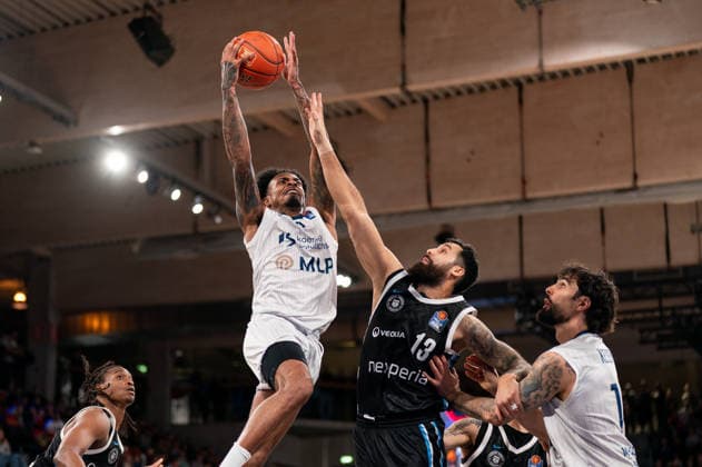 Michael Weathers MLP Academics Heidelberg, 20 on a lay-up, Martin Breunig Veolia Towers Hamburg, 13 , GER, Veolia Towers Hamburg vs MLP Academics Heidelberg, Basketball, Bundesliga, Matchday 24, Season 2025 2026, 13 03 2026 GER, Veolia Towers Hamburg vs MLP Academics Heidelberg, Basketball, Bundesliga, Matchday 24, Season 2025 2026, 13 03 2026 Hamburg Copyright: xEibner-Pressefoto MaxxVincenx EP_MVN