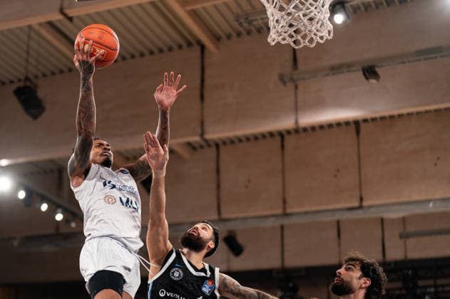 Michael Weathers MLP Academics Heidelberg, 20 on a lay-up, Martin Breunig Veolia Towers Hamburg, 13 , GER, Veolia Towers Hamburg vs MLP Academics Heidelberg, Basketball, Bundesliga, Matchday 24, Season 2025 2026, 13 03 2026 GER, Veolia Towers Hamburg vs MLP Academics Heidelberg, Basketball, Bundesliga, Matchday 24, Season 2025 2026, 13 03 2026 Hamburg Copyright: xEibner-Pressefoto MaxxVincenx EP_MVN