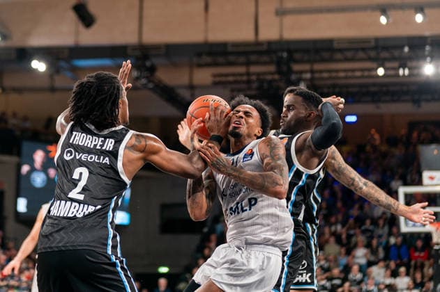 Michael Weathers MLP Academics Heidelberg, 20 in duel, fight for the ball with Leonard Thorpe Jr Veolia Towers Hamburg, 02 , Osaro Rich Veolia Towers Hamburg, 03 , GER, Veolia Towers Hamburg vs MLP Academics Heidelberg, Basketball, Bundesliga, Matchday 24, Season 2025 2026, 13 03 2026 GER, Veolia Towers Hamburg vs MLP Academics Heidelberg, Basketball, Bundesliga, Matchday 24, Season 2025 2026, 13 03 2026 Hamburg Copyright: xEibner-Pressefoto MaxxVincenx EP_MVN