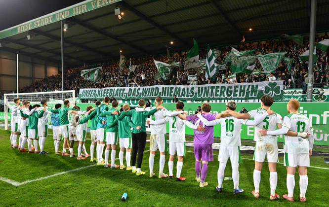 13 03 2026 Soccer Season 2025 2026 2 Soccer Bundesliga 26 Matchday SpVgg Greuther Fürth Kleeblatt SGF SV Elversberg SVE Sportfoto Zink xwoxzix DFL regulations prohibit any use of photographs as image sequences and or quasi video only for editorial use Mannschaft Team Fürth vor Greutherfürthfans Fans Fanblock Kleeblattfans Jubel Freude nach Spielende