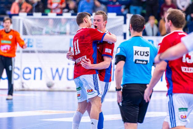 Nicolaj Jorgensen HSV Hamburg, No. 11 Moritz Sauter HSV Hamburg, No. 33 v l , TSV Hannover Burgdorf green against HSV Hamburg white on matchday 25 of the 2025 2026 season in the DAIKIN Handball Bundesliga 13 03 2026, ZAG Arena Hannover, GER , Copyright: xJanxGuentherx xTSVxHannover-Burgdorfx