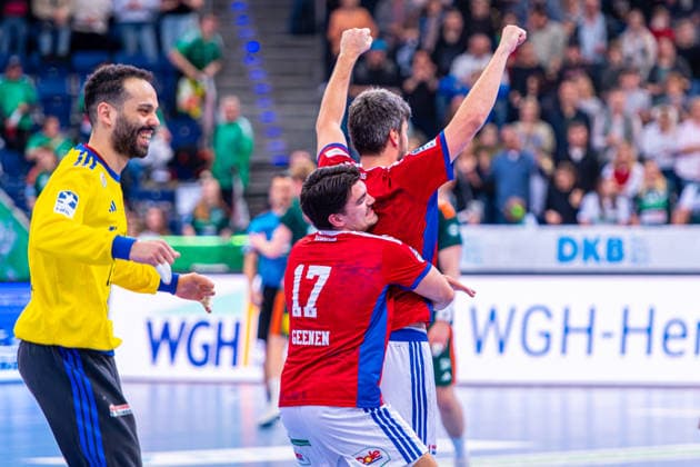 Kaj Geenen HSV Hamburg, No. 17 Jacob Arenth Lassen HSV Hamburg, No. 9 v l , TSV Hannover Burgdorf green against HSV Hamburg white on matchday 25 of the 2025 2026 season in the DAIKIN Handball Bundesliga 13 03 2026, ZAG Arena Hannover, GER , Copyright: xJanxGuentherx xTSVxHannover-Burgdorfx