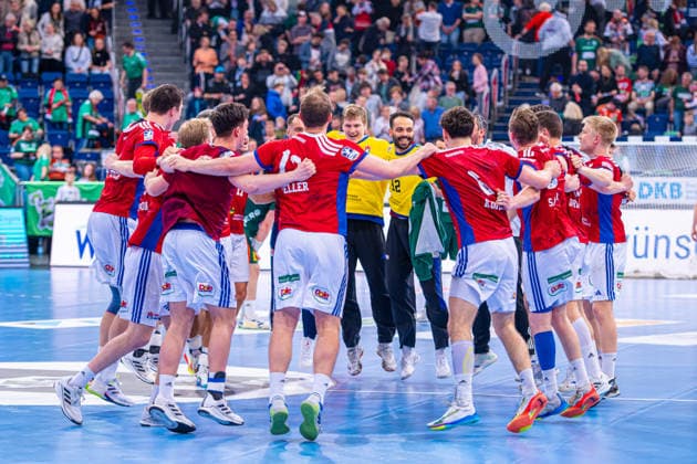 v l , TSV Hannover Burgdorf green vs HSV Hamburg white on matchday 25 of the 2025 2026 season in the DAIKIN Handball Bundesliga 13 03 2026, ZAG Arena Hannover, GER , Copyright: xJanxGuentherx xTSVxHannover-Burgdorfx