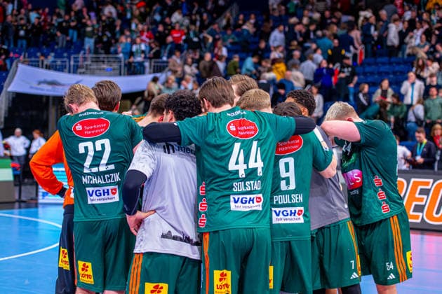 v l , TSV Hannover Burgdorf green vs HSV Hamburg white on matchday 25 of the 2025 2026 season in the DAIKIN Handball Bundesliga 13 03 2026, ZAG Arena Hannover, GER , Copyright: xJanxGuentherx xTSVxHannover-Burgdorfx