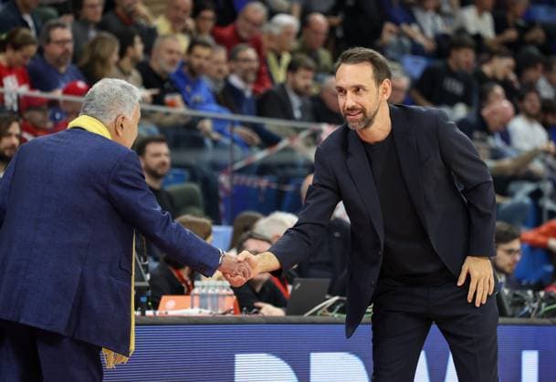 Foto IPP Roberto Bregani Milano 13 03 2026 Pallacanestro, Turkish Airlines EuroLeague 2025 2026, EA7 Emporio Armani MIlano vs Maccabi Tel Aviv. Nella foto l allenatore dell EA7 Emporio Armani Milano, Peppe Poeta con il presidente del Maccabi Tel Aviv Italy Photo Press World Copyright. italy ITALY  Copyright: xR4924_italyphotopressx
