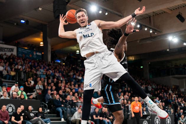 Ryan Mikesell MLP Academics Heidelberg, 33 in duel, fight for the ball with Leonard Thorpe Jr Veolia Towers Hamburg, 02 , GER, Veolia Towers Hamburg vs MLP Academics Heidelberg, Basketball, Bundesliga, Matchday 24, Season 2025 2026, 13 03 2026 GER, Veolia Towers Hamburg vs MLP Academics Heidelberg, Basketball, Bundesliga, Matchday 24, Season 2025 2026, 13 03 2026 Hamburg Copyright: xEibner-Pressefoto MaxxVincenx EP_MVN