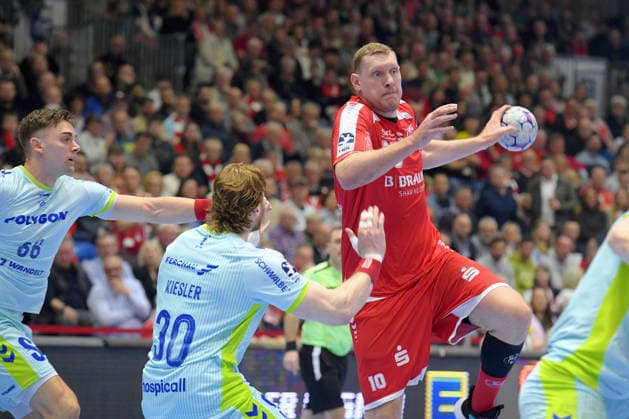 Dainis Kristopans MT Melsungen 10 on the ball , Tom Kiesler VfL Gummersbach 30 , Miloa Vujovic VfL Gummersbach 6 L , GER, MT Melsungen VfL Gummersbach, Handball, 1 Bundesliga, 25 Matchday, Season 2025 2026, 13 03 2026, GER, MT Melsungen VfL Gummersbach, Handball, 1 Bundesliga, 25 Matchday, Season 2025 2026, 13 03 2026 Kassel Copyright: xEibner-Pressefotox xRolandxSippex EP_RSL