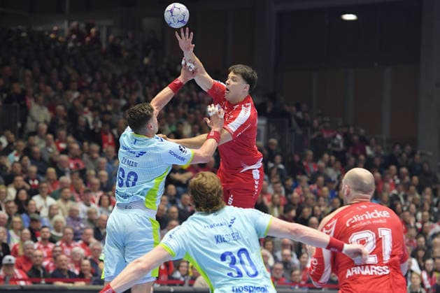 Aaron Mensing MT Melsungen 33 on the ball , Stepan Zeman VfL Gummersbach 66 , Tom Kiesler VfL Gummersbach 30 , Arnar Freyr Arnarsson MT Melsungen 21 R , GER, MT Melsungen VfL Gummersbach, Handball, 1 Bundesliga, 25 Matchday, Season 2025 2026, 13 03 2026, GER, MT Melsungen VfL Gummersbach, Handball, 1 Bundesliga, 25 Matchday, Season 2025 2026, 13 03 2026 Kassel Copyright: xEibner-Pressefotox xRolandxSippex EP_RSL