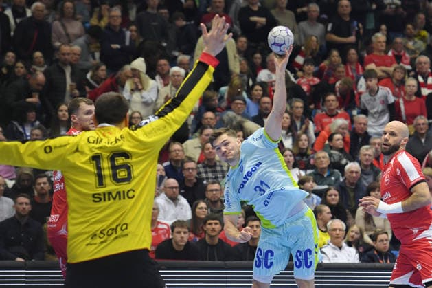 Kay Smits VfL Gummersbach 31 on throw Adrian Sipos MT Melsungen 8 , Nebojsa Simic Goalkeeper MT Melsungen 16 L , GER, MT Melsungen VfL Gummersbach, Handball, 1 Bundesliga, 25 Matchday, Season 2025 2026, 13 03 2026, GER, MT Melsungen VfL Gummersbach, Handball, 1 Bundesliga, 25 Matchday, Season 2025 2026, 13 03 2026 Kassel Copyright: xEibner-Pressefotox xRolandxSippex EP_RSL