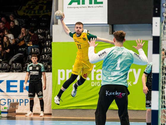 Benedikt Israel VfL Eintracht Hagen, 22 at the goal throw against Dave Hoernig HC Oppenweiler Backnang, 01 VfL Eintracht Hagen vs HC Oppenweiler Backnang , Handball, 2 Bundesliga, 24 Matchday, Season 2025 2026, 13 03 2026 VfL Eintracht Hagen vs HC Oppenweiler Backnang , Handball, 2 Bundesliga, 24 Matchday, Season 2025 2026, 13 03 2026 Hagen Copyright: xEibner-Pressefoto DamianxKruczynx EP_DKI